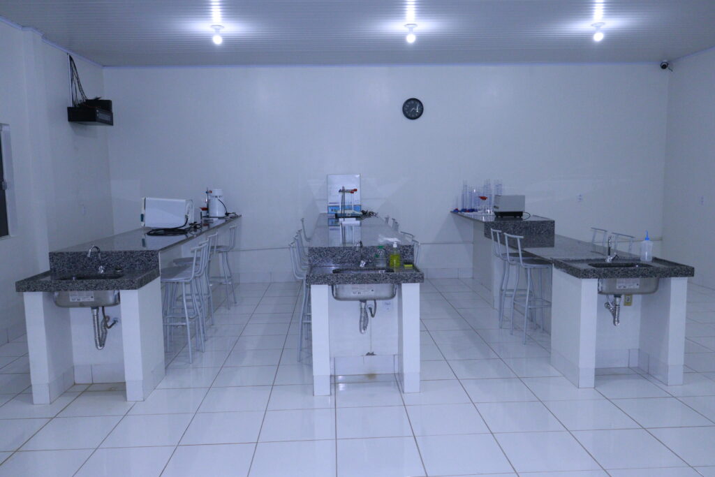 Laboratório de Bioquímica — bancadas e vidraria