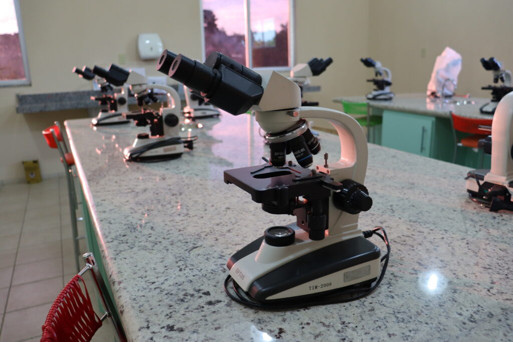 Laboratório de Microscopia — microscópios em bancada